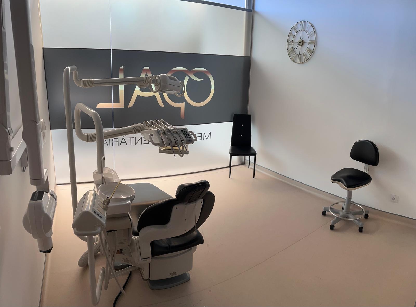 Equipamento clínico moderno da Clínica Opal